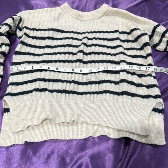 ABERCROMBIE&FITCH XS cream navy stripe sweater. Very stretchy. Great condition - Picture 3 of 4